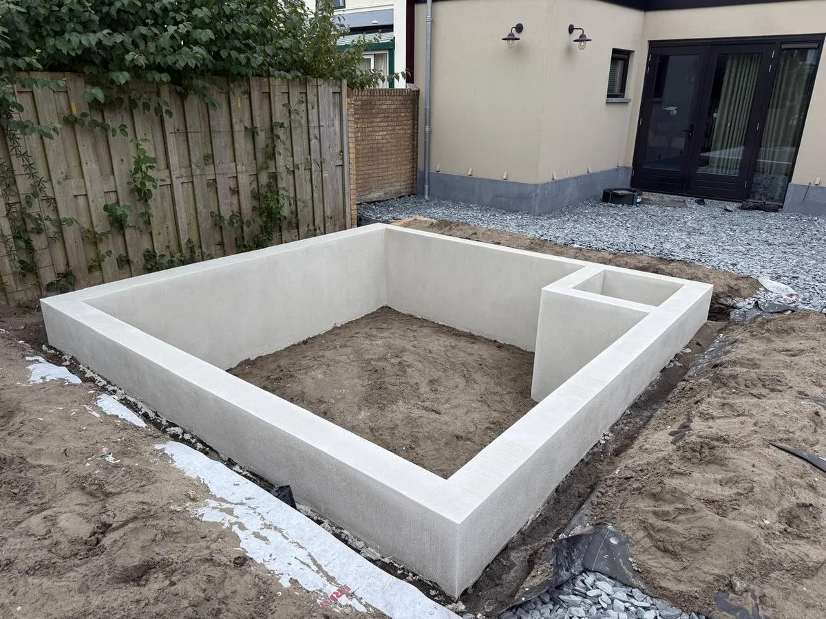 Gestuukte gemetselde bak in een tuin in aanleg